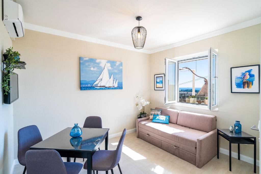 Hillside Apartments room 1