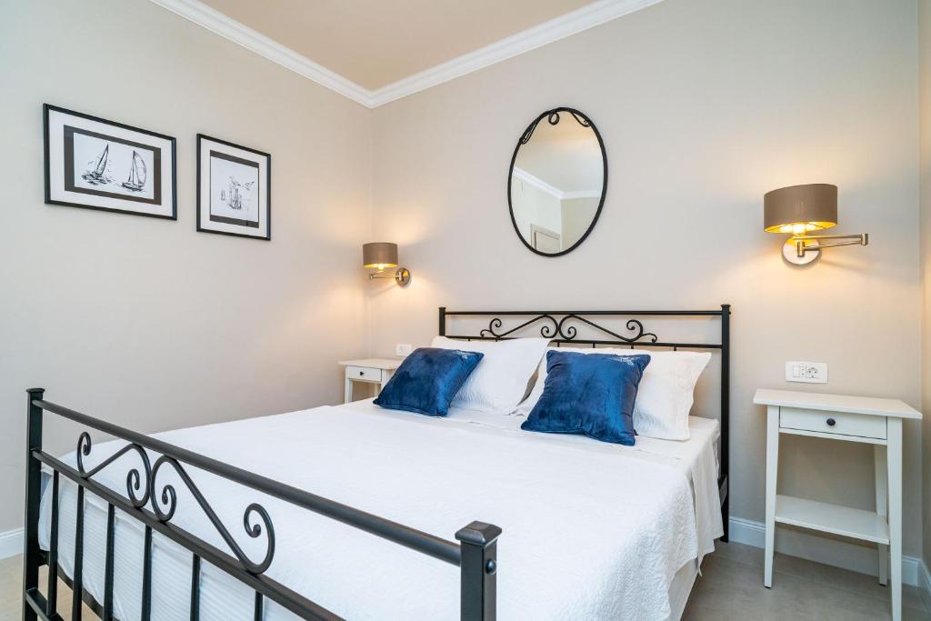 Hillside Apartments room 2