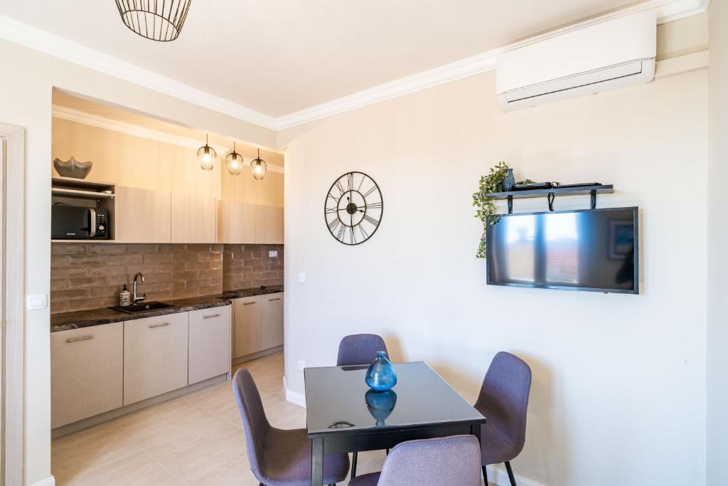 Hillside Apartments room 4