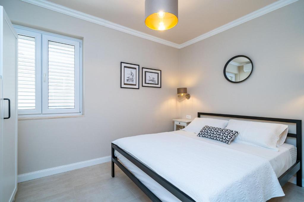 Hillside Apartments room 5