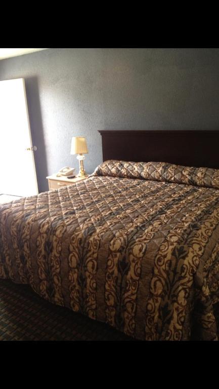 Knights Inn Graham room 4