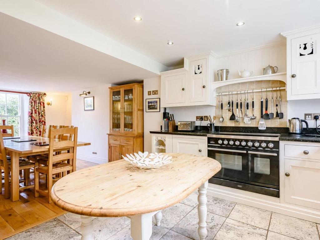 Lavender Cottage room 6