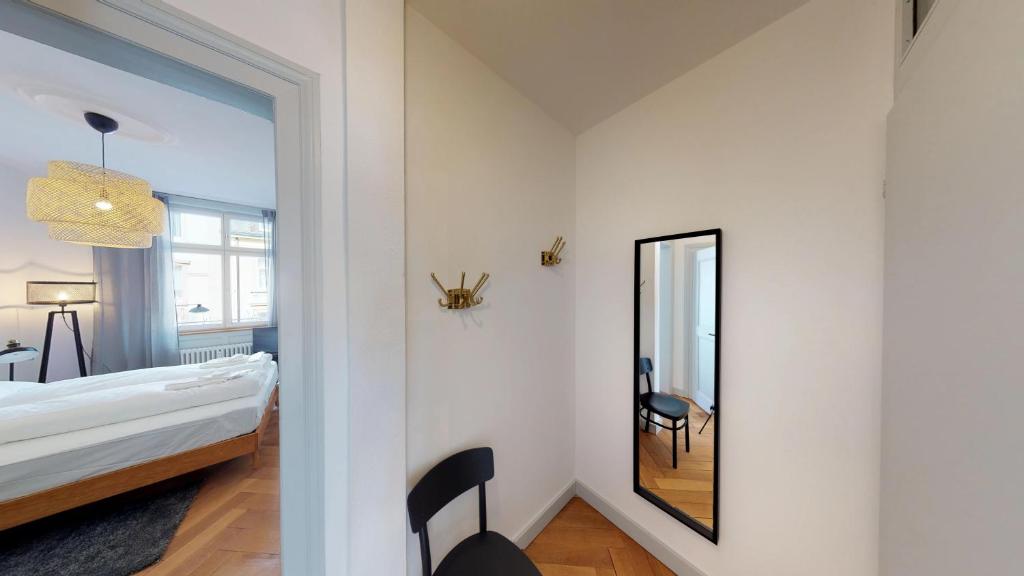 Unique Serviced Living @ Basel SBB Station room 3