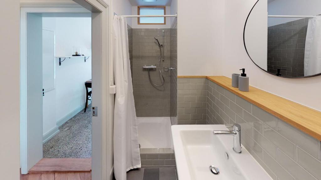 Unique Serviced Living @ Basel SBB Station room 6