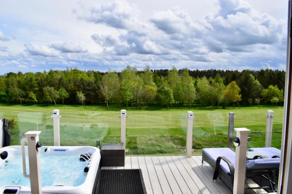 hot-tub-lodge-percy-wood-golf-course-in-swarland-welcome