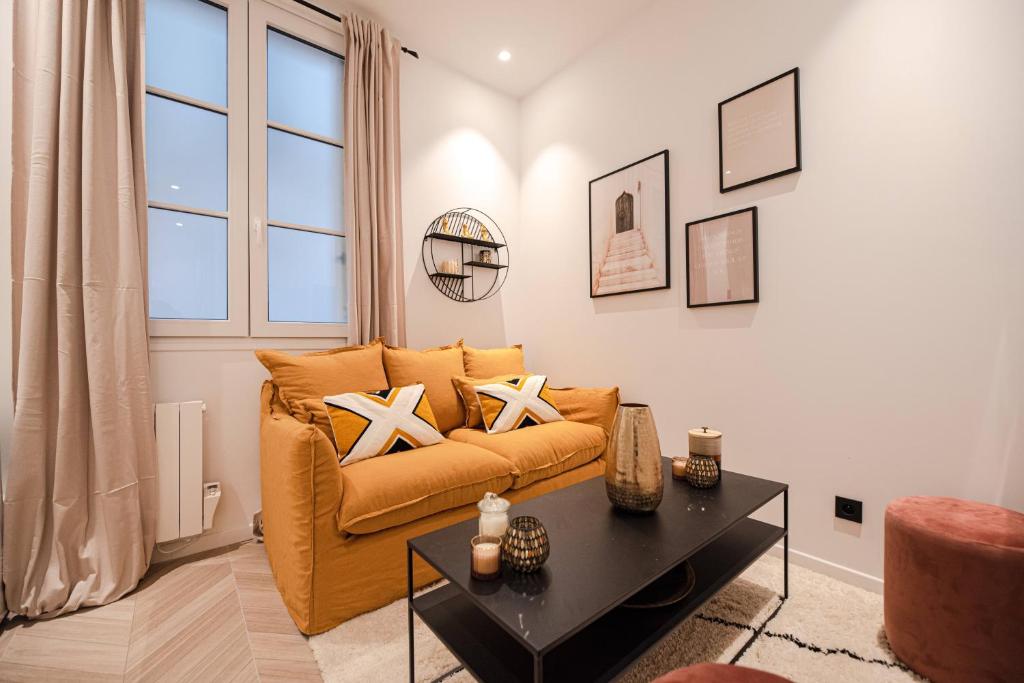 Lovely Home in Champs Elysées - With AC room 1