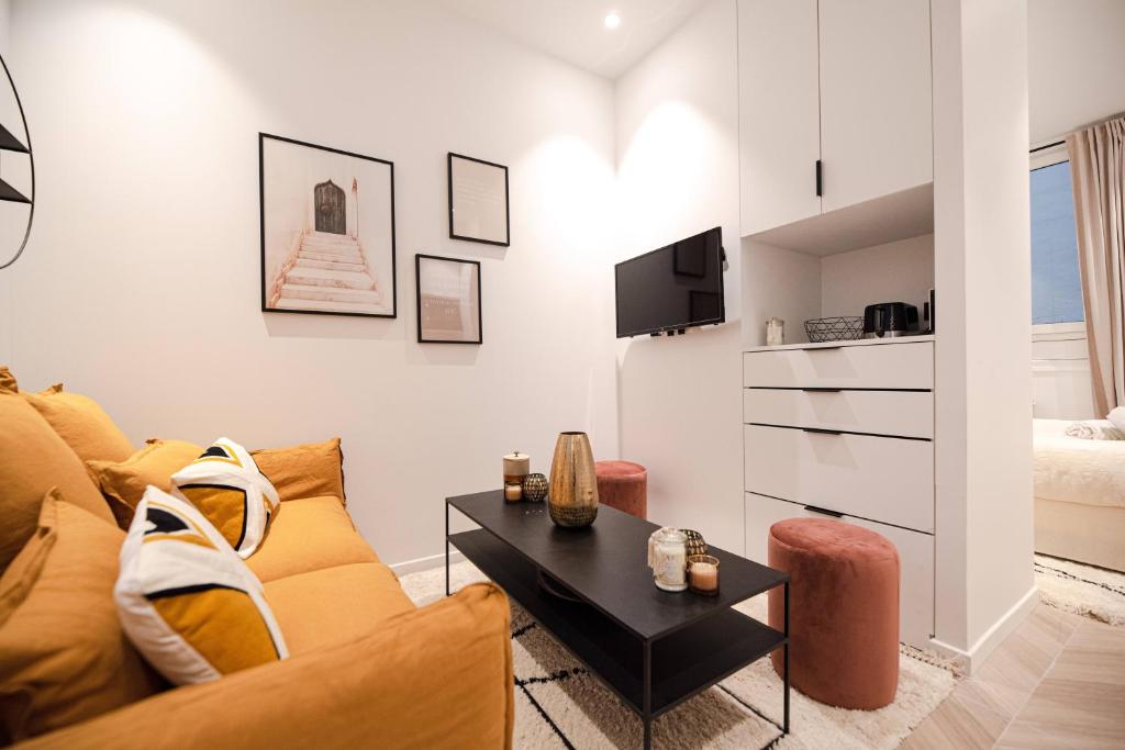 Lovely Home in Champs Elysées - With AC room 4