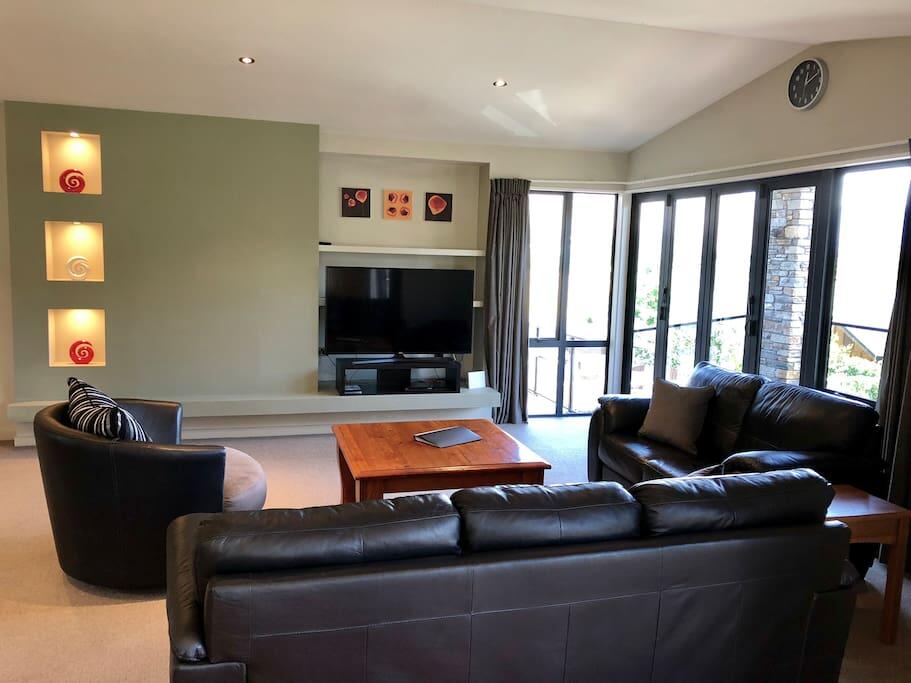 Magical Lake and Mountain Views room 2