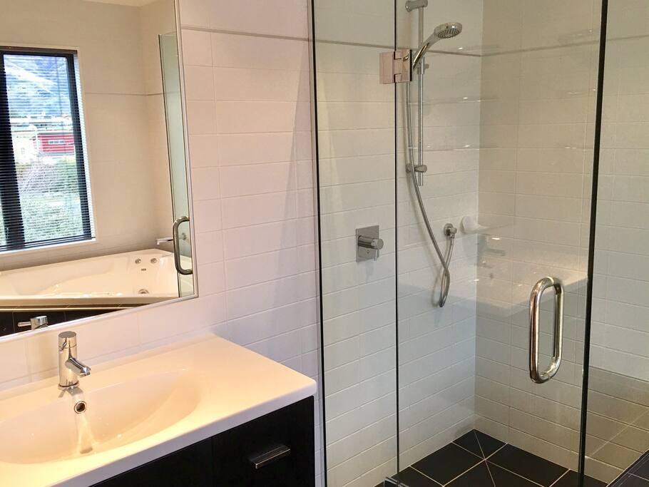 Magical Lake and Mountain Views room 3