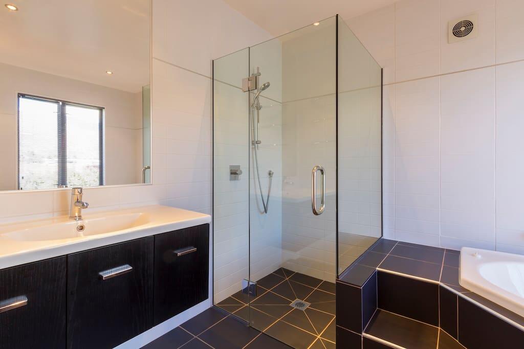 Magical Lake and Mountain Views room 4