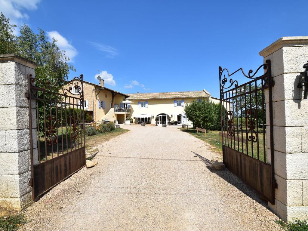 Attractive Mansion in Vinzelles with Swimming Pool room 2