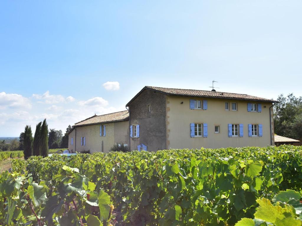 Attractive Mansion in Vinzelles with Swimming Pool room 3