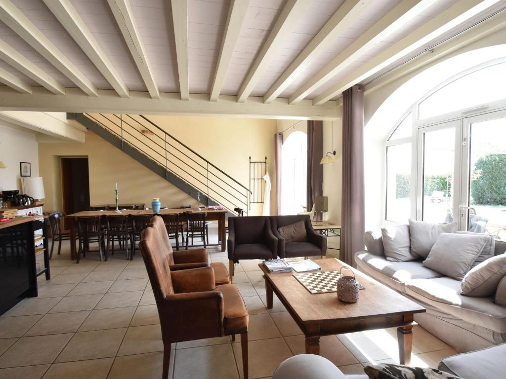 Attractive Mansion in Vinzelles with Swimming Pool room 4