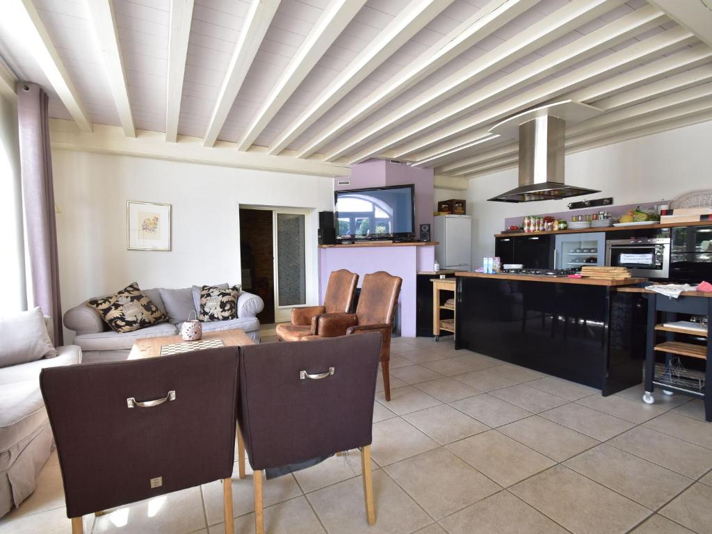 Attractive Mansion in Vinzelles with Swimming Pool room 5