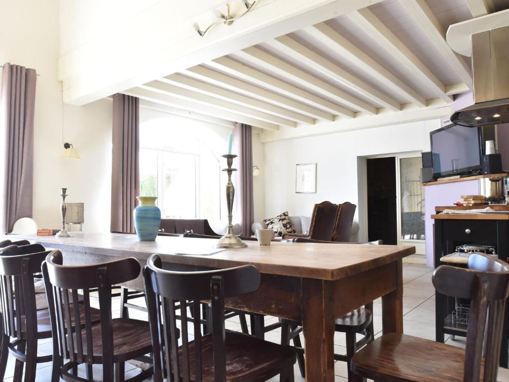 Attractive Mansion in Vinzelles with Swimming Pool room 6