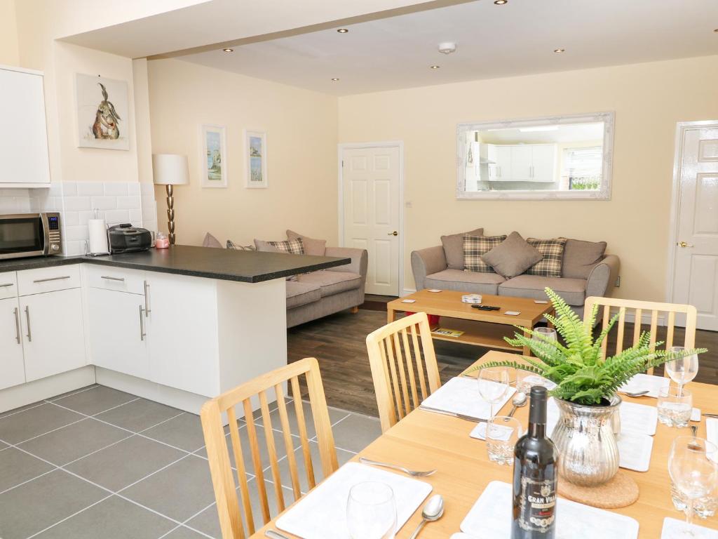 Matlock Views, Matlock room 5