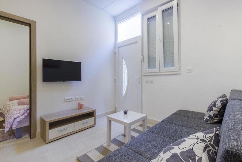 Moon Apartment room 3