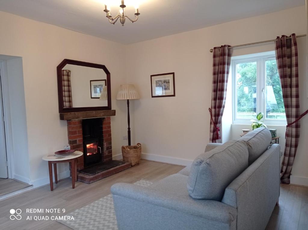 Old Hall Cottage, sleeps 4 dogs welcome room 3
