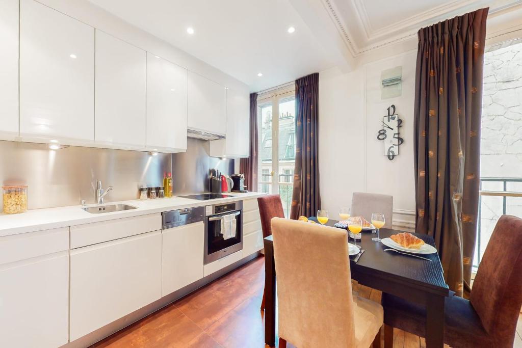 Opera - Louvre City Apartment room 5