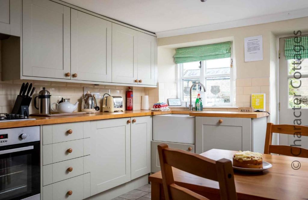 Primrose Cottage Stow room 6