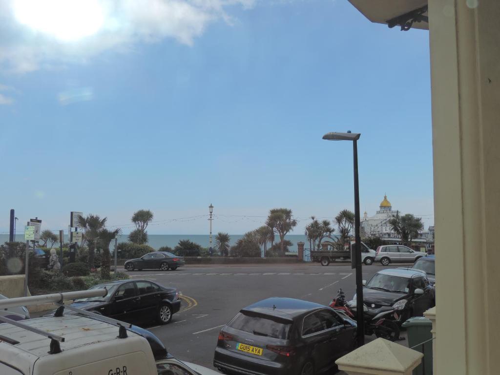 3 Queens Gardens Sea View Apartment room 1