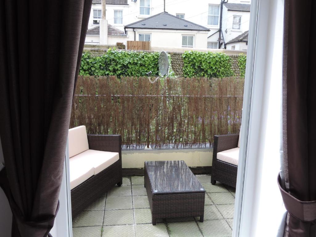 3 Queens Gardens Sea View Apartment room 2