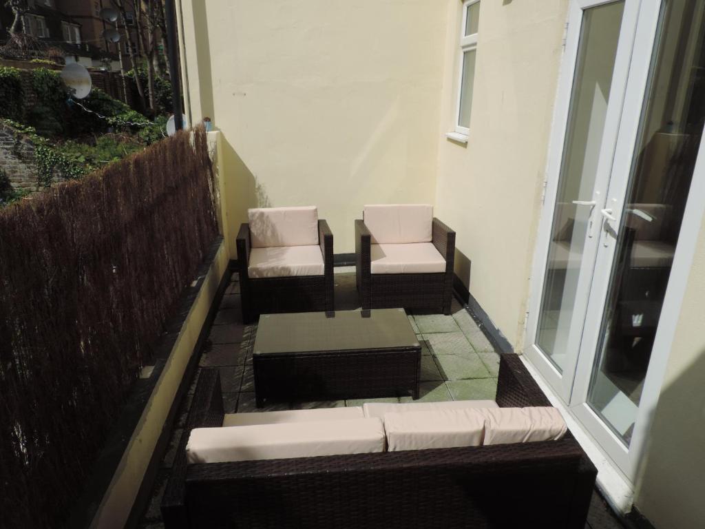 3 Queens Gardens Sea View Apartment room 3
