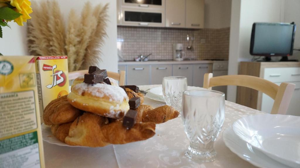 Apartments Red Rose room 5