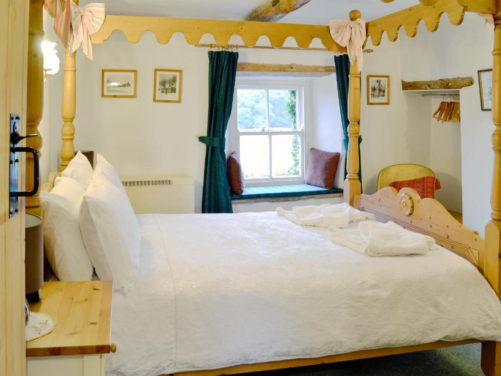 Redmayne Cottage room 5