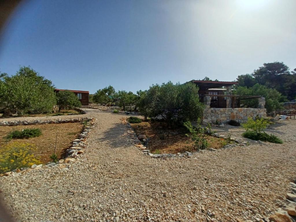 Robinzonski smještaj Tiha Draga room 2