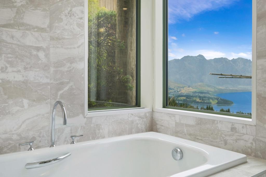 Ruby's Fernhill Vista room 2