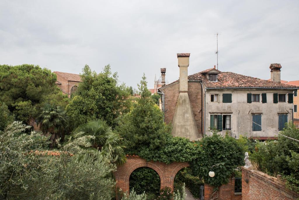 Venetian Mood: Secret Garden room 5