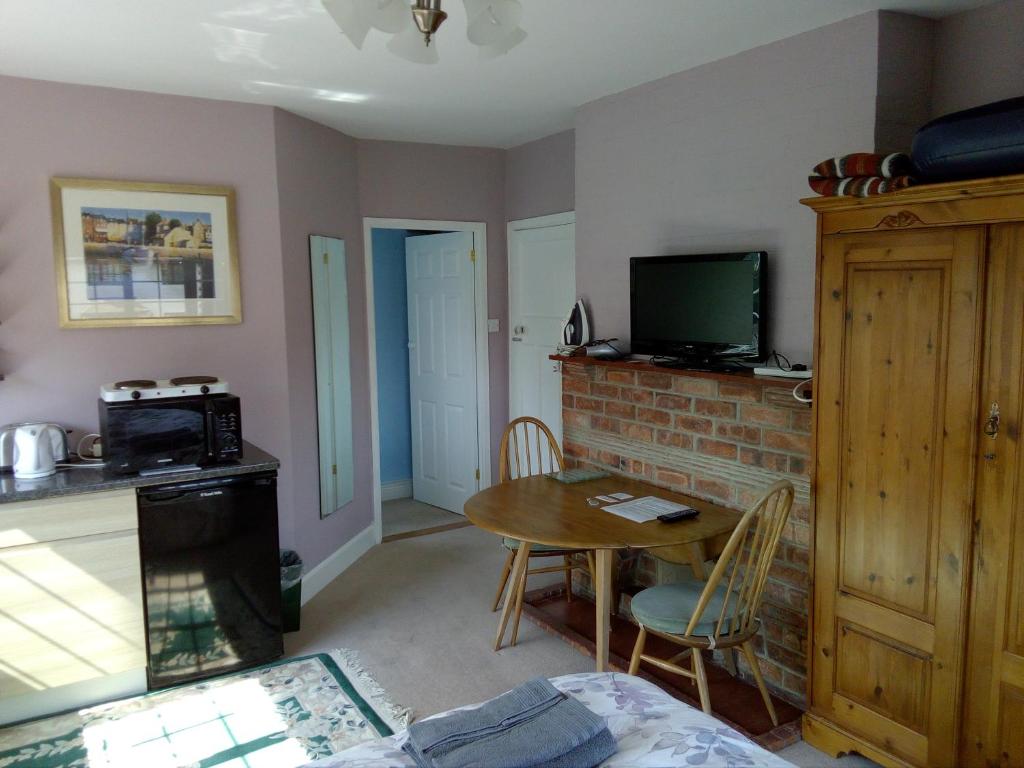 Squirrel's Oak, Hythe room 3