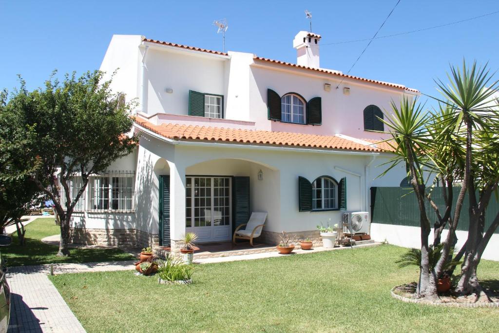 Sesimbra Stylish Villa by Homing room 1