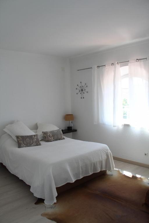 Sesimbra Stylish Villa by Homing room 5