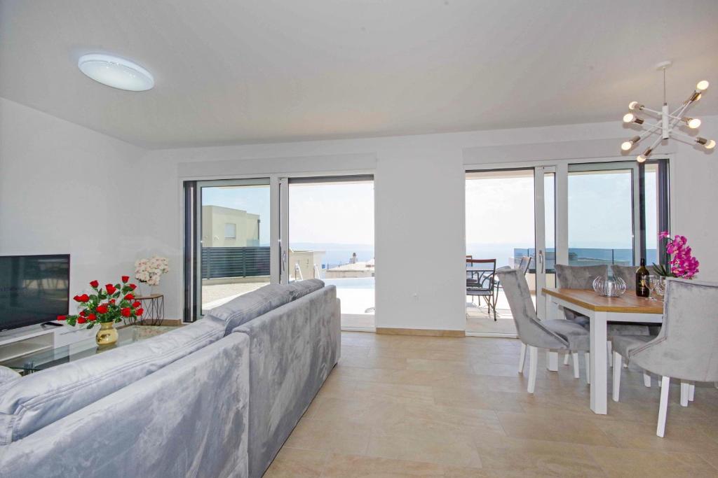 Sunset Apartments room 4