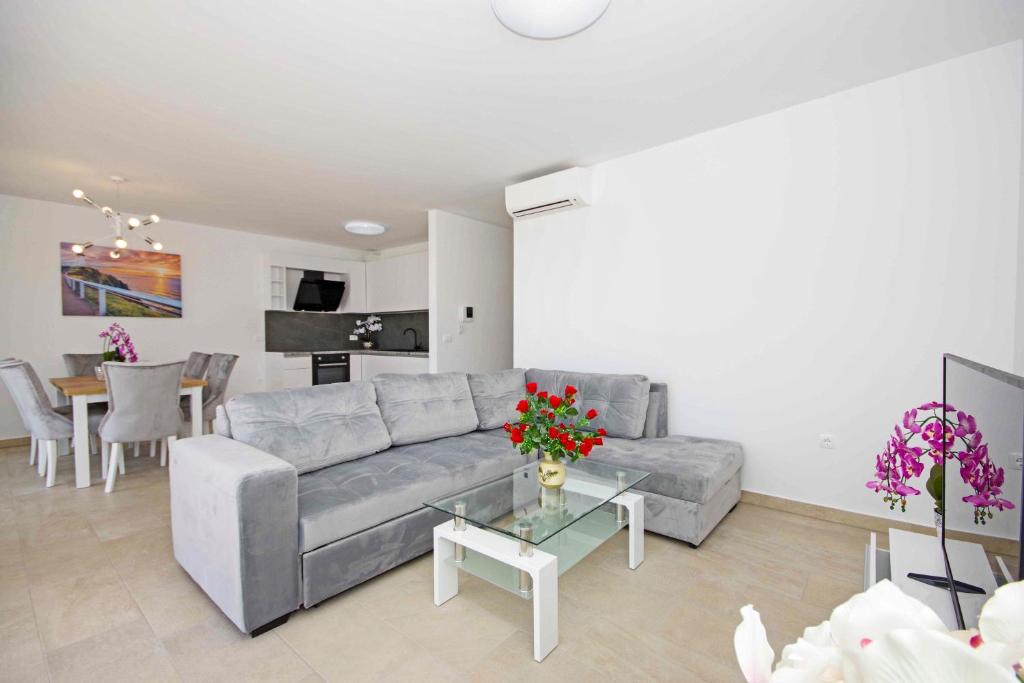 Sunset Apartments room 6