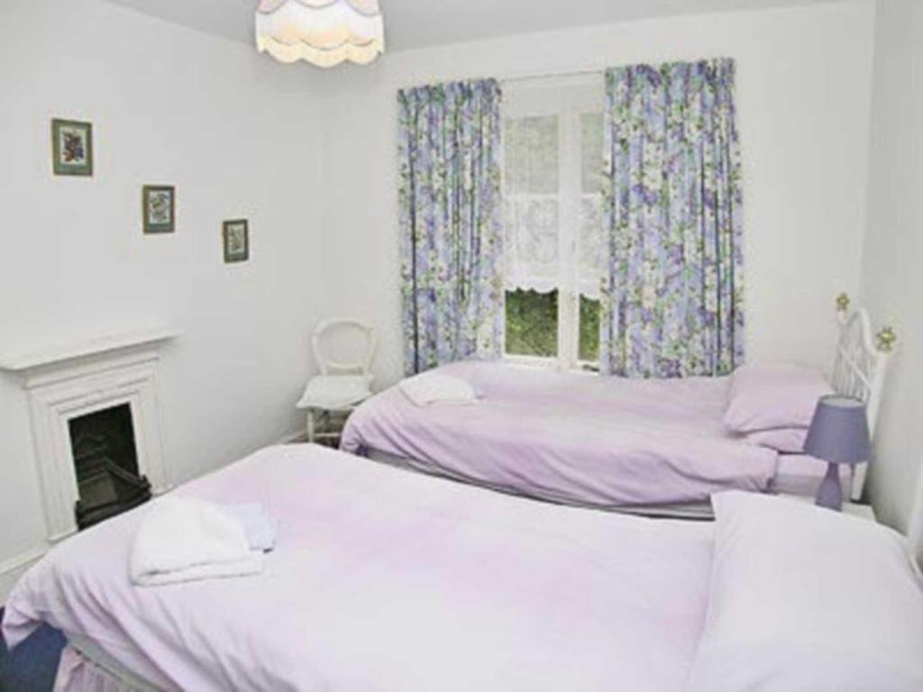 Tacker Street Cottage room 1
