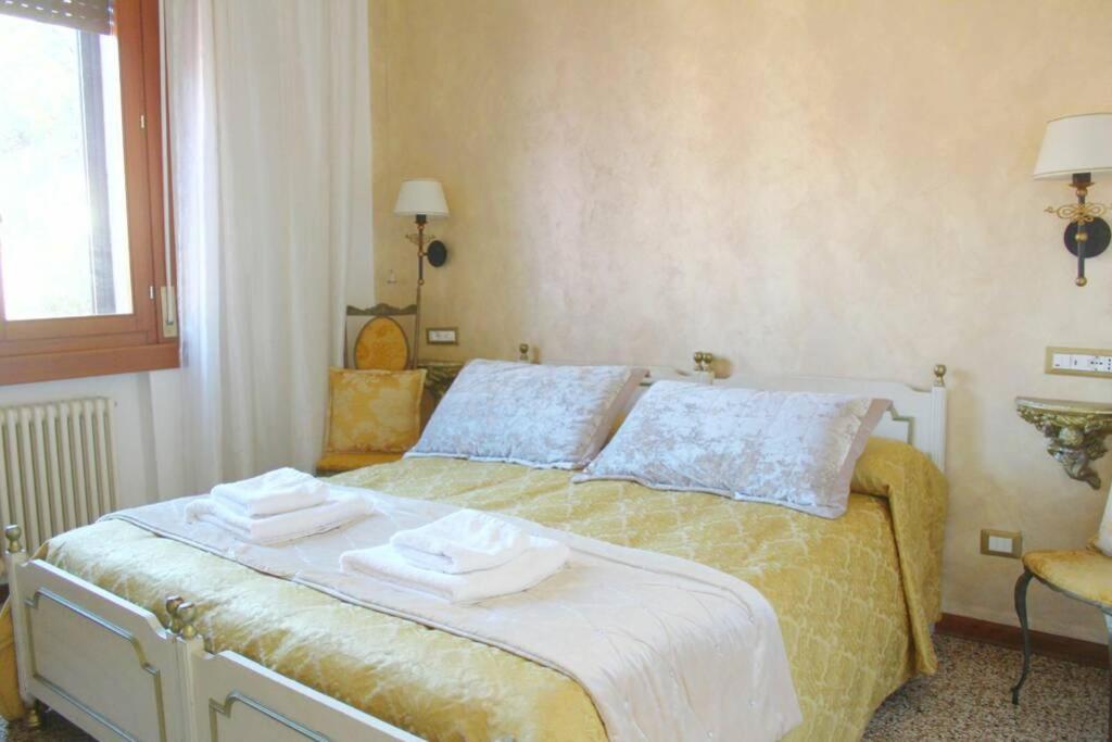 The Golden Apartment room 2