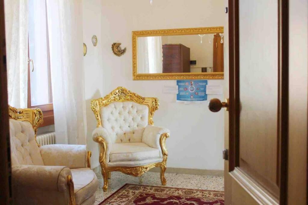 The Golden Apartment room 3