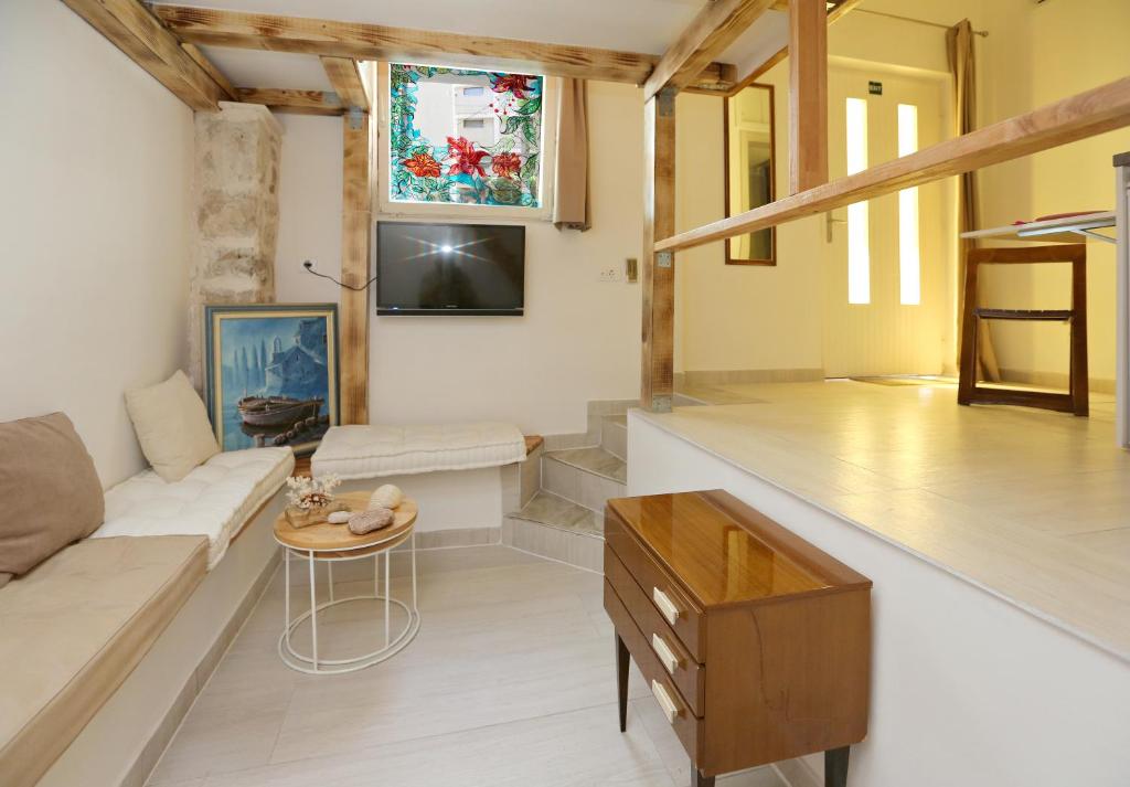 Tomas Art & Tomas Cave room 1