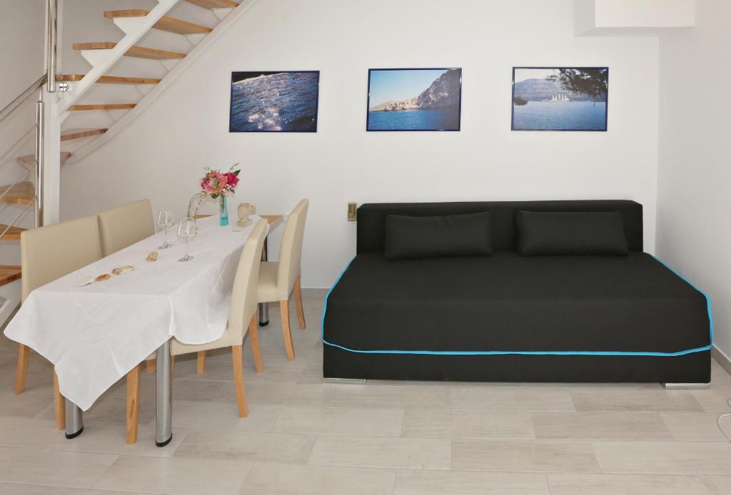 Tomas Art & Tomas Cave room 3