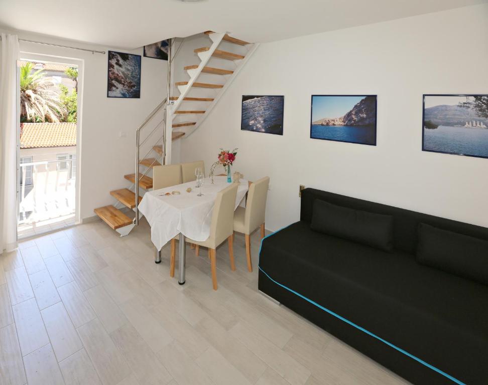 Tomas Art & Tomas Cave room 5