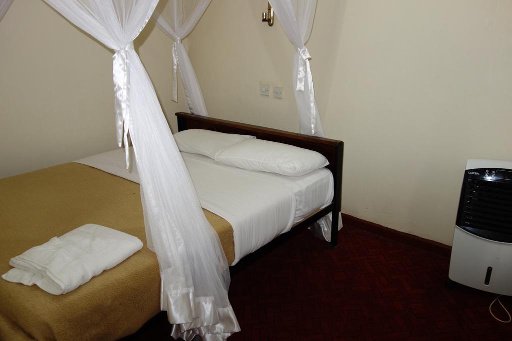 Emirina Travel Hotel room 2