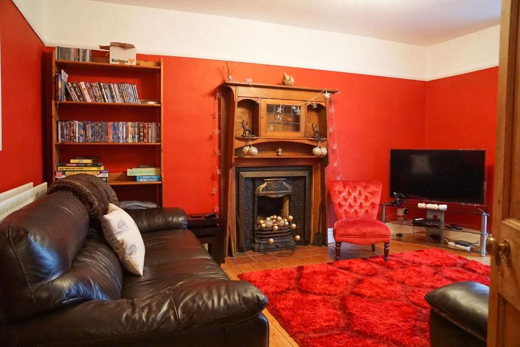 Ty'r Ysgol room 2