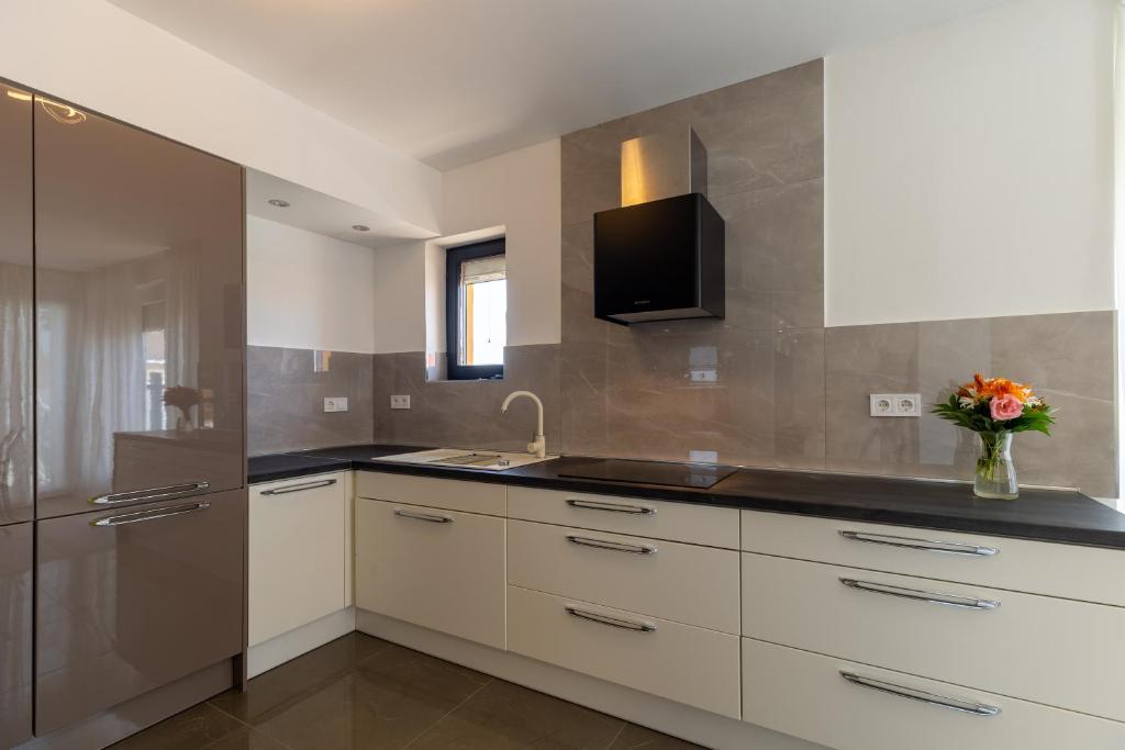 Villa Family and Friends private heated pool with jacuzzi room 2