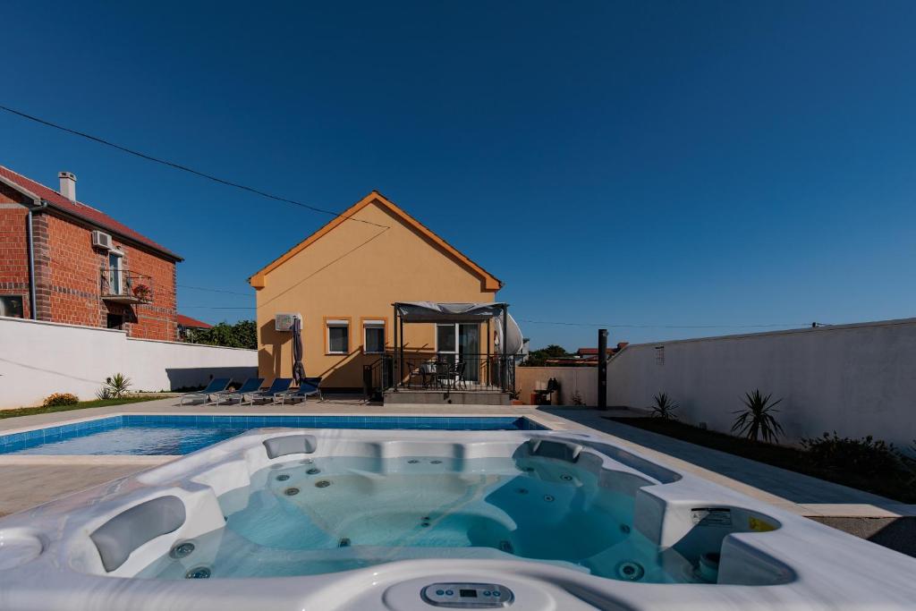 Villa Family and Friends private heated pool with jacuzzi room 4