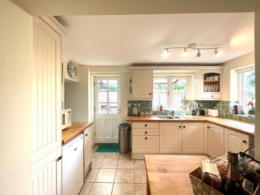 Willow Cottage on the upper River Bure room 2